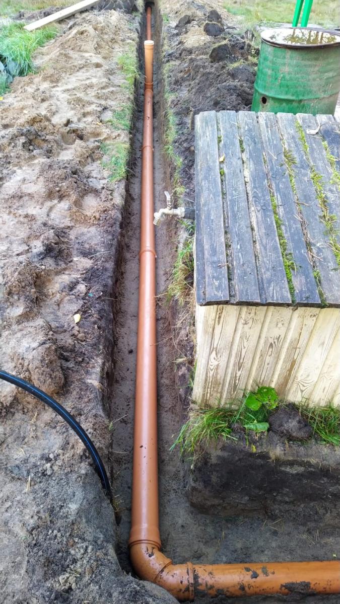 Отвод канализации частного дома в септик - копка траншеи и укладка труб